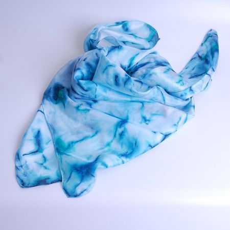 Ručně malovaný hedvábný šátek tyrkys