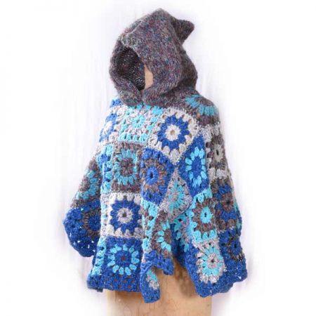 Originální háčkované pončo s kapucí do modra