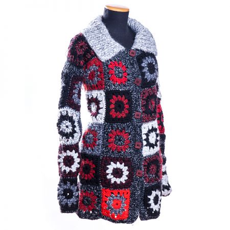 Originální háčkovaný kabát s melírovaným šedým límcem