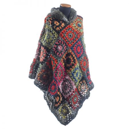 Háčkované pončo s kapucí