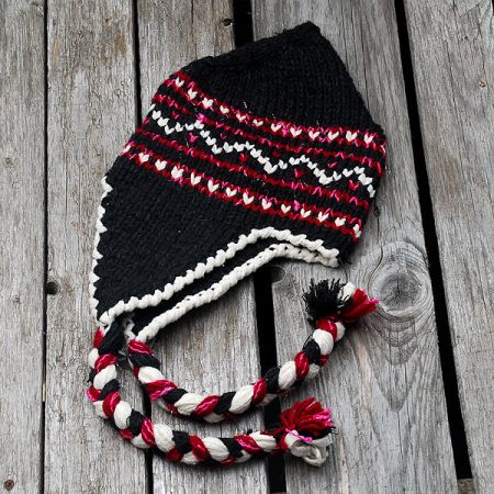 Pletená čepice Marlen „špička“ s copánky černá se zdobením