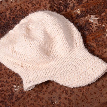 Ručně pletená čepice Marlen "kšiltovka" smetanová