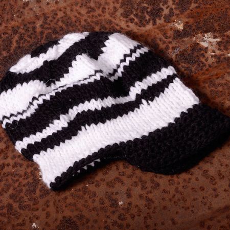 Ručně pletená čepice Marlen "kšilt" černobílá