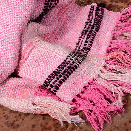 Ručně tkaný pléd v barvě růžového melíru