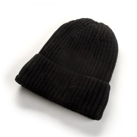 Čepice žebrový vzor ohrnutý lem zateplená černá