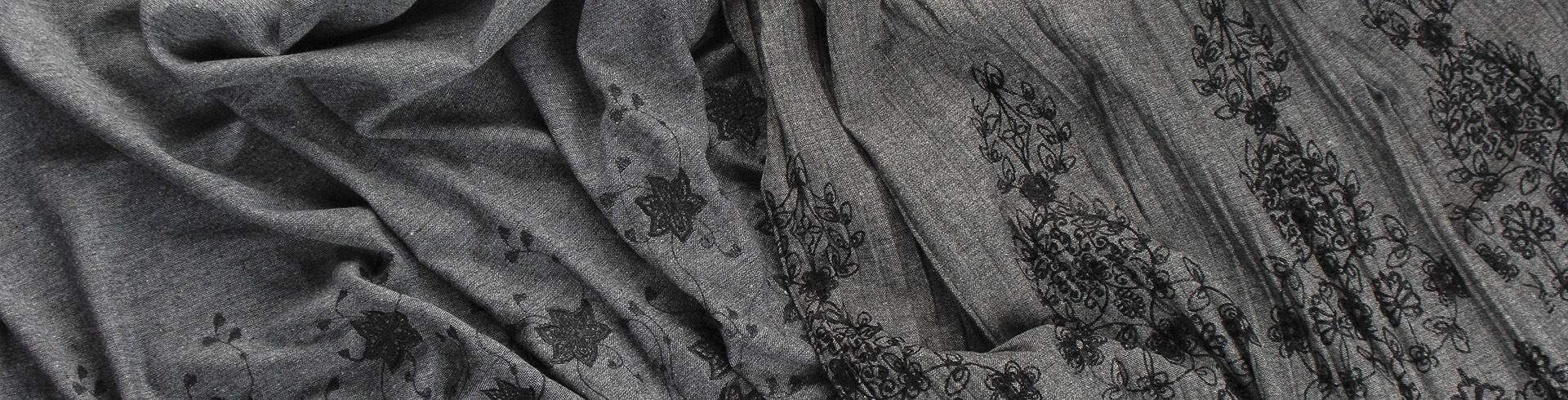 Tvídové látky s výšivkou aj plisé úpravou